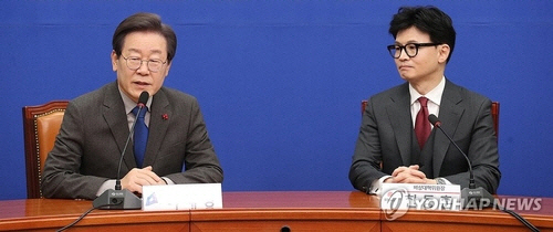 25일 국회서 여야 대표 회담 합의한 국민의힘 한동훈(오른쪽)대표와 더불어민주당 이재명 대표. [연합뉴스 자료사진]